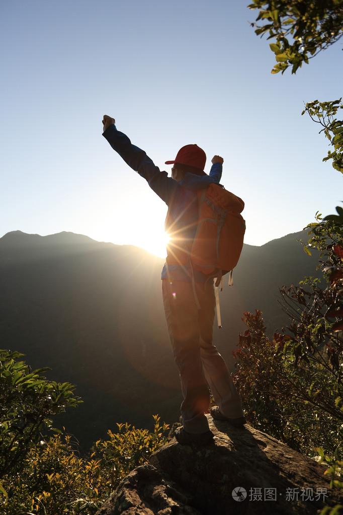 双手附上高峰：引爆热情的幽默之旅